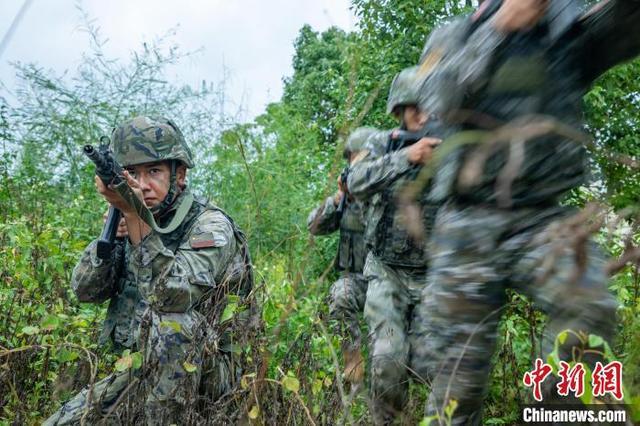 广西北海武警官兵开展实战化战术演练