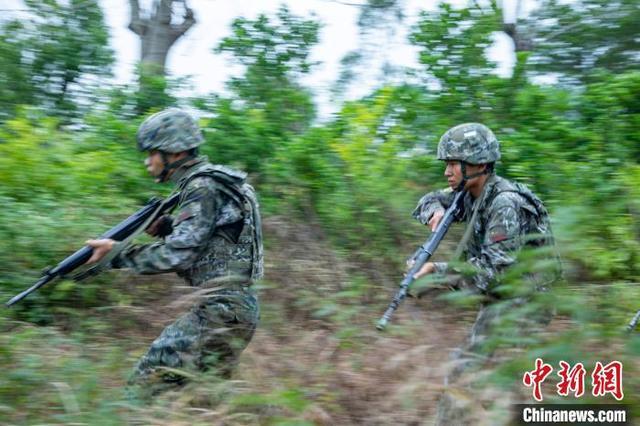 广西北海武警官兵开展实战化战术演练