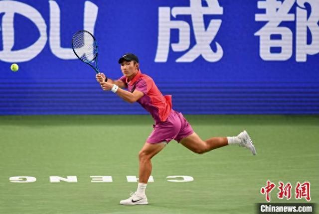 ATP成都网球公开赛：中国小将商竣程2比0战胜德国选手汉夫曼 晋级决赛