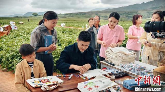 图为游客进行DIY土豆文化艺术体验。杨凯飞 摄