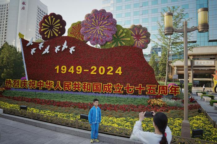 “祝福祖国”巨型花篮、长安街沿线主题花坛亮相，设计师解读寓意