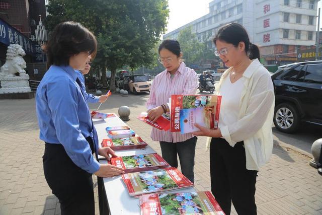 平顶山市卫东区：国庆普法展新貌 志愿精神共唱响