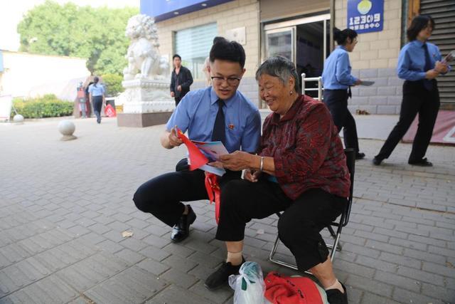 平顶山市卫东区：国庆普法展新貌 志愿精神共唱响