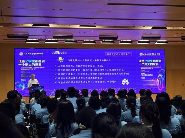 开学第一课上，这所学校的新生迎来了一位AI同学