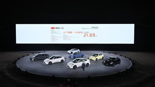 新车看点 | 可以“蟹行”的SUV，全新智己LS6限时不到22万元起售