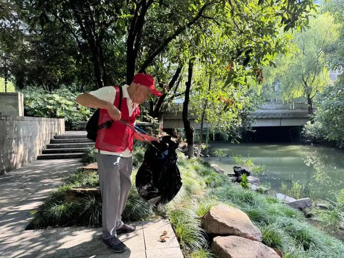 大运河畔是我家｜杭州78岁民间河长胡福庆巡河十年，65万字巡河日记记录黑臭河蝶变