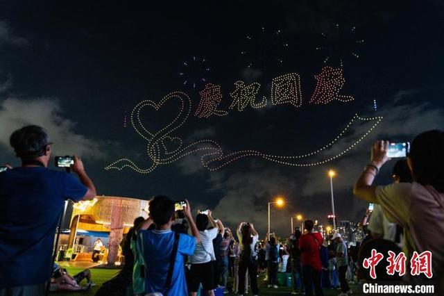 逾千架无人机点亮维港夜空 “香港马腾盛世”迎国庆