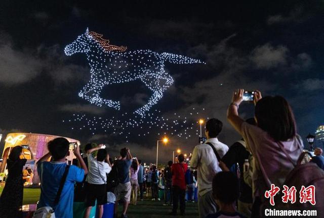 国庆前夕香港夜空无人机表演助兴