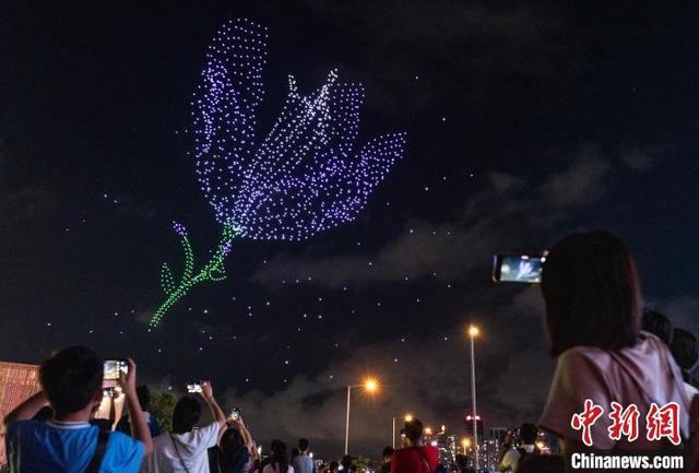 国庆前夕香港夜空无人机表演助兴