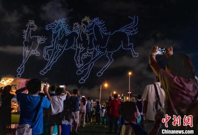 国庆前夕香港夜空无人机表演助兴