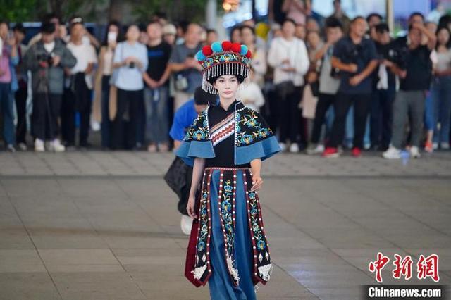 云南昆明上演楚雄彝绣服饰快闪秀