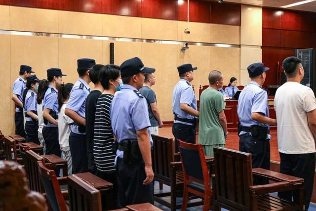 如果能听清答案就咳嗽一声……犯罪团伙组织作弊，9人获刑