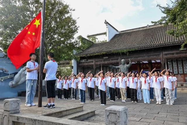 隔空对唱！锡港学子用一场快闪向祖国深情告白