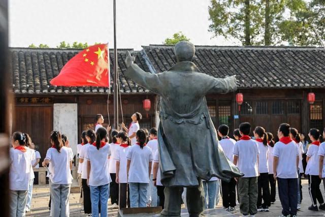 隔空对唱！锡港学子用一场快闪向祖国深情告白