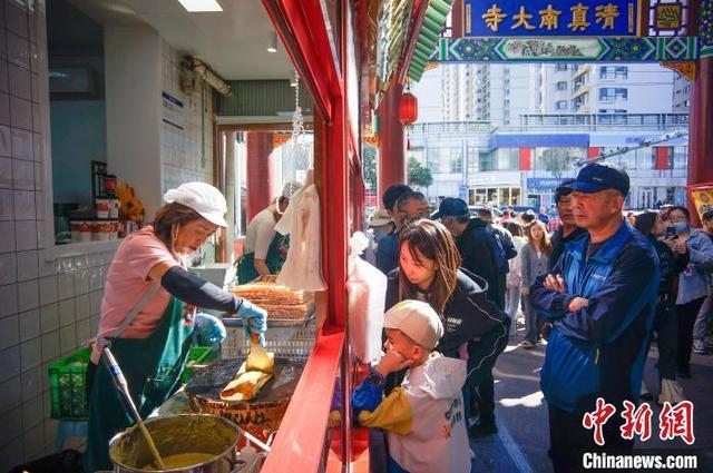 国庆长假首日 八方游客天津西北角体验“味蕾游”