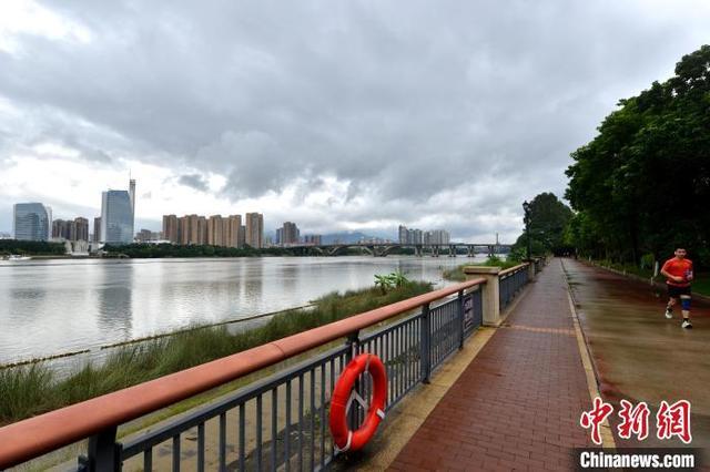 台风“山陀儿”逼近 福州上空云层翻涌