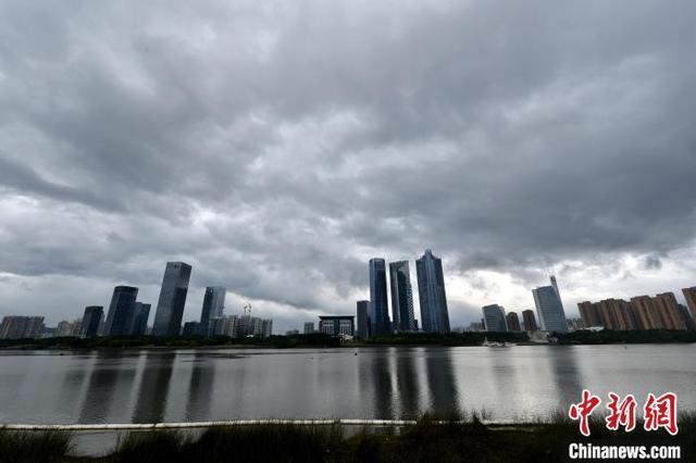 台风“山陀儿”逼近 福州上空云层翻涌