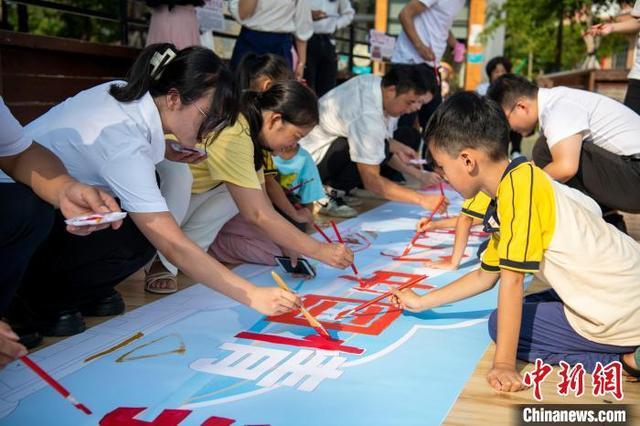 广西北海疍家小镇四海民众同庆祖国生日