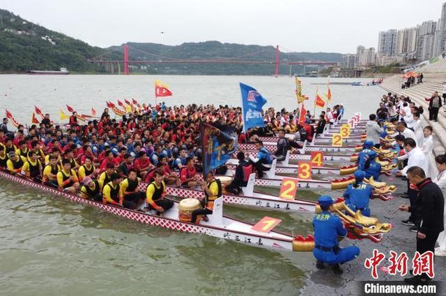 第二届长江三峡龙舟邀请赛开赛 龙舟竞渡庆国庆