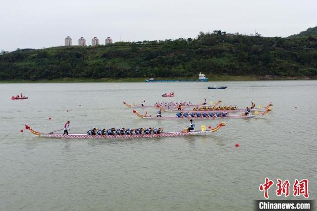 第二届长江三峡龙舟邀请赛开赛 龙舟竞渡庆国庆