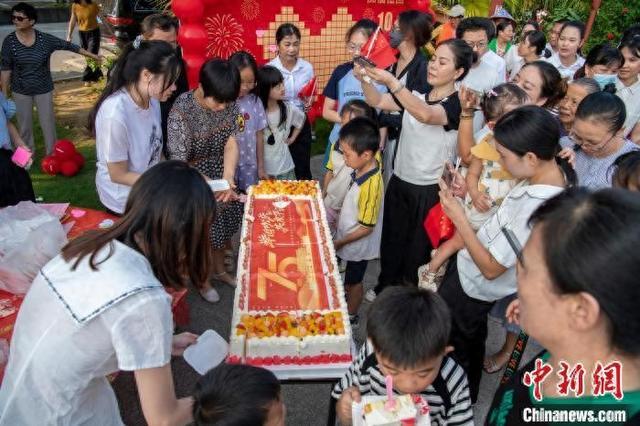 广西北海疍家小镇四海民众同庆祖国生日