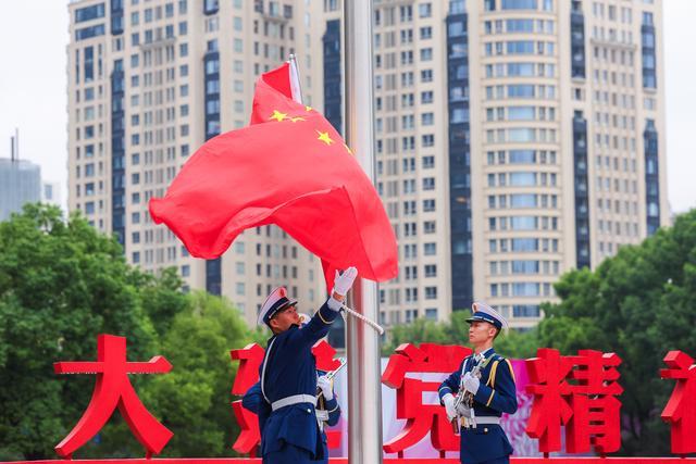 上海多地今日举行升旗仪式，国旗设计者之孙讲述爷爷的故事