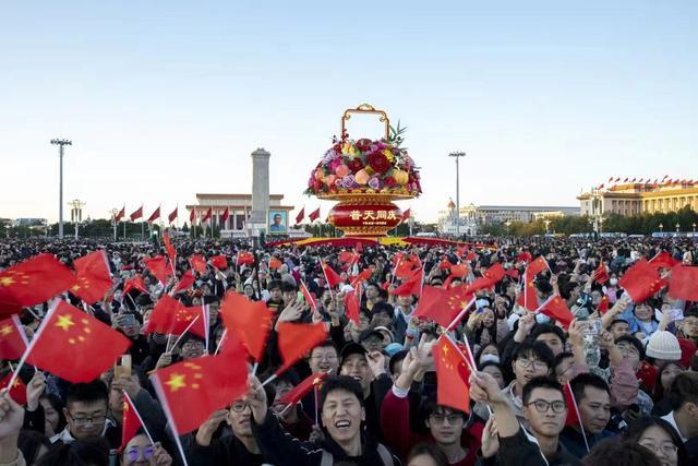 12.3万名群众现场观旗，北京警方完成天安门广场升旗仪式安保