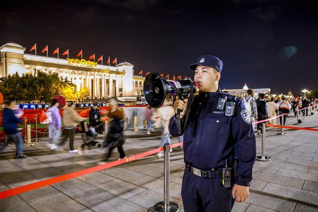 12.3万名群众现场观旗，北京警方完成天安门广场升旗仪式安保