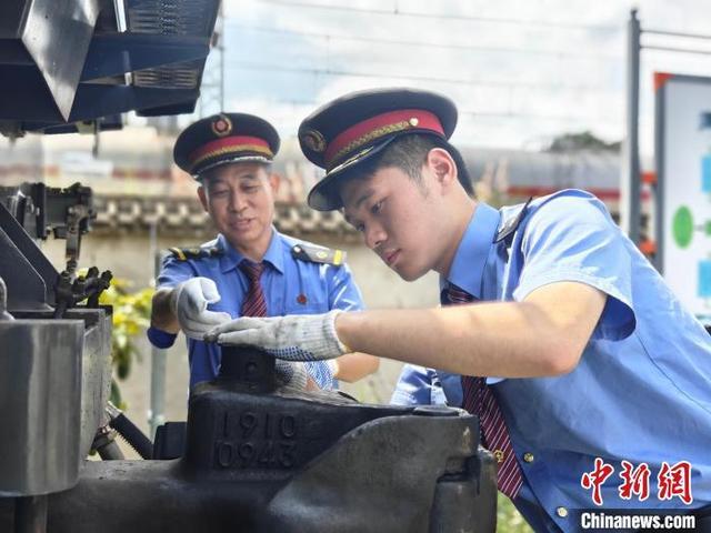 成昆线27年老司机：带徒60余人传承铁路精神