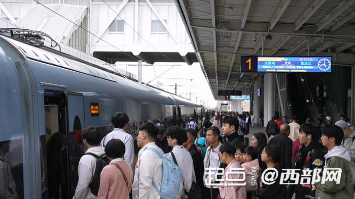 假期首日陕西铁路迎客流高峰 西安铁路局加开旅客列车191列服务旅客出行