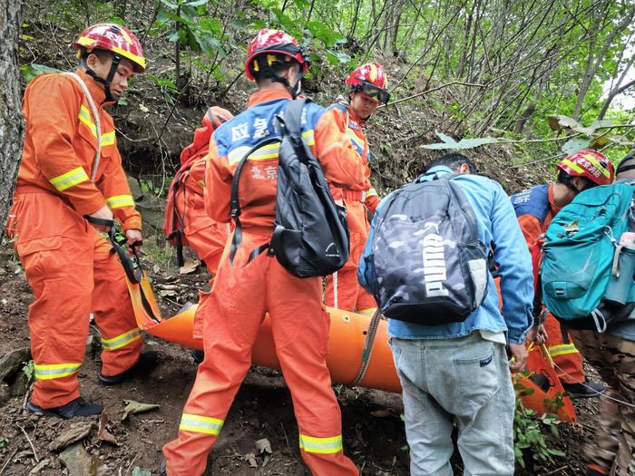 男子爬山不慎跌落山崖，北京昌平消防紧急救援