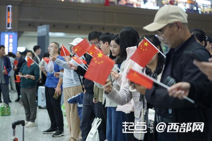 假期首日陕西铁路迎客流高峰 西安铁路局加开旅客列车191列服务旅客出行