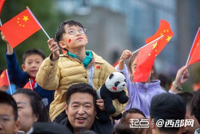 今天，一起为祖国庆生！陕西人的国庆仪式感从看升旗开始