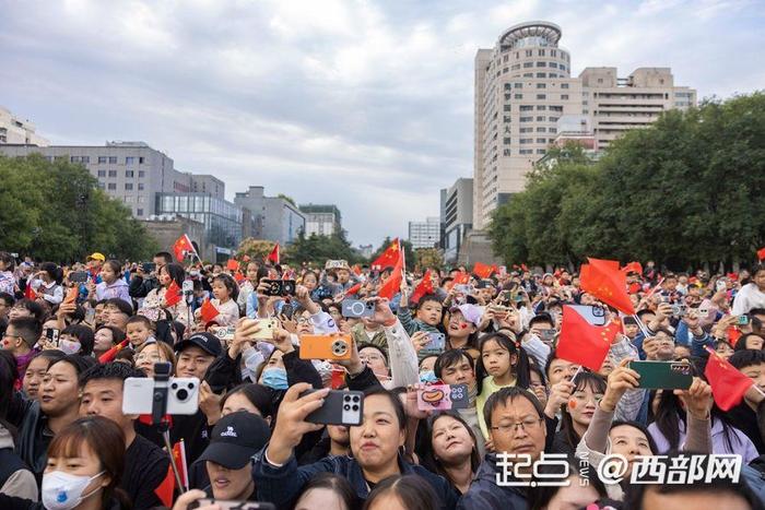 今天，一起为祖国庆生！陕西人的国庆仪式感从看升旗开始