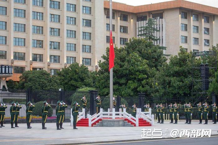 今天，一起为祖国庆生！陕西人的国庆仪式感从看升旗开始