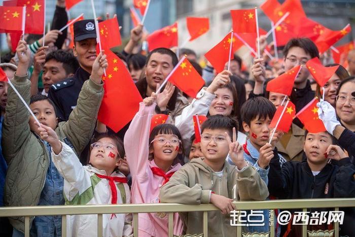 今天，一起为祖国庆生！陕西人的国庆仪式感从看升旗开始