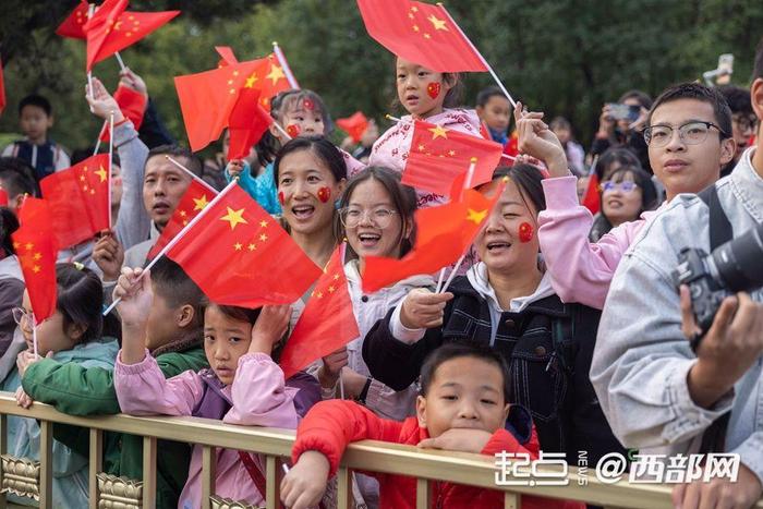 今天，一起为祖国庆生！陕西人的国庆仪式感从看升旗开始