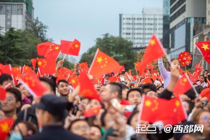 今天，一起为祖国庆生！陕西人的国庆仪式感从看升旗开始