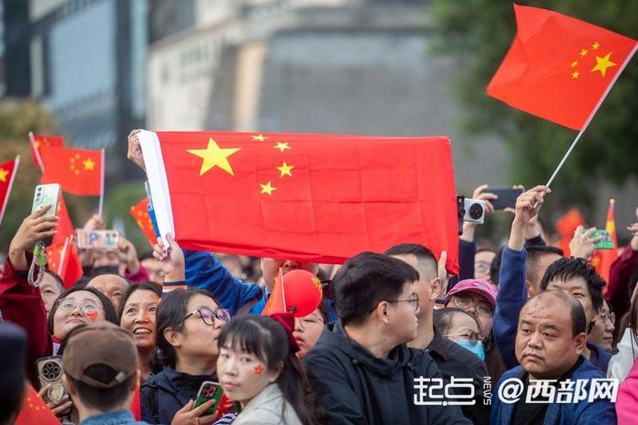 今天，一起为祖国庆生！陕西人的国庆仪式感从看升旗开始