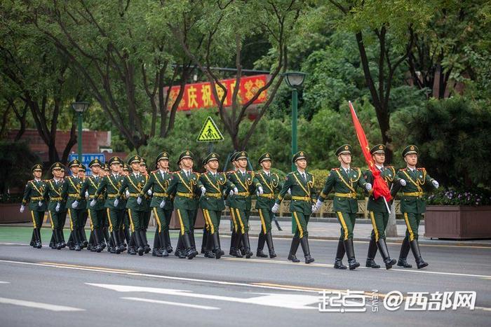 今天，一起为祖国庆生！陕西人的国庆仪式感从看升旗开始