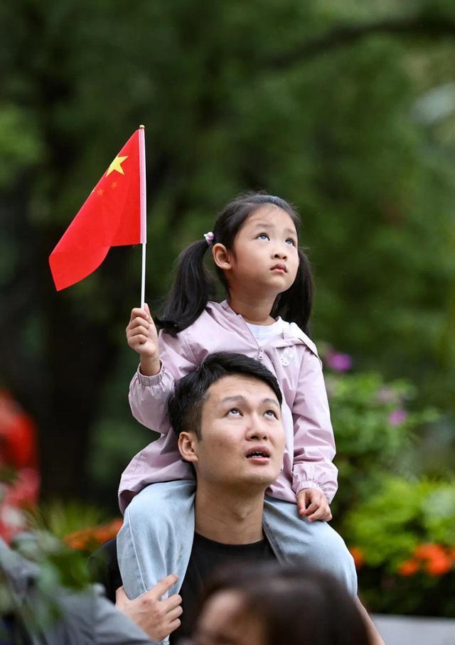 上海多地今日举行升旗仪式，国旗设计者之孙讲述爷爷的故事