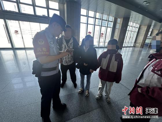 天津铁警国庆假期坚守一线为旅客送上“温暖与安心”