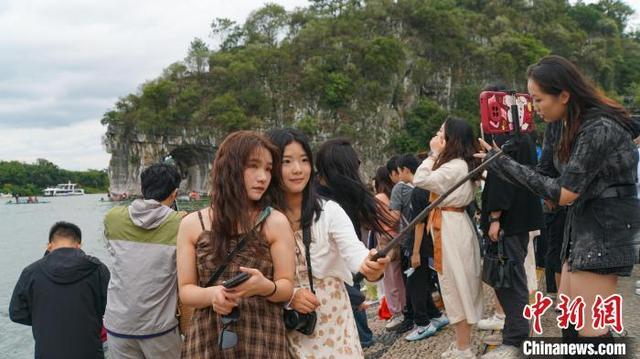 国庆假期首日广西桂林象鼻山景区游人如织