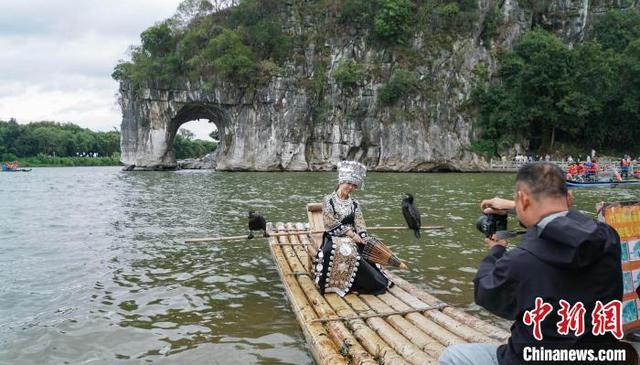 国庆假期首日广西桂林象鼻山景区游人如织