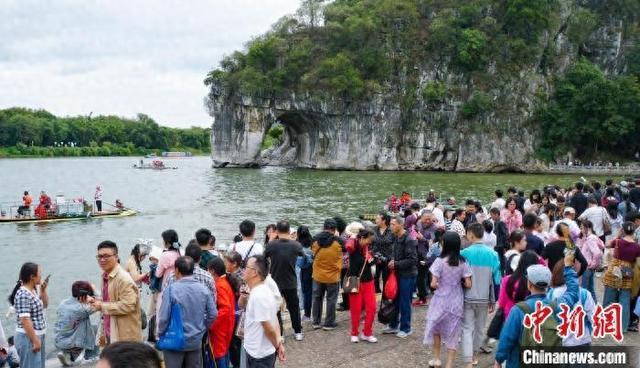 国庆假期首日广西桂林象鼻山景区游人如织