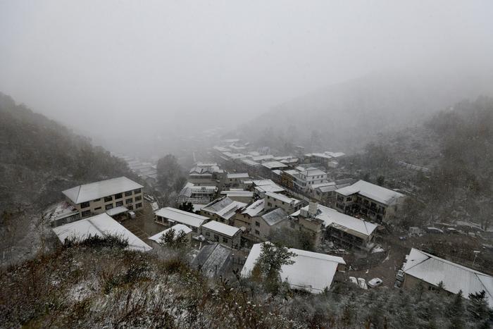 新闻多一度丨多地断崖式降温，今年国庆你经历了几个季节？