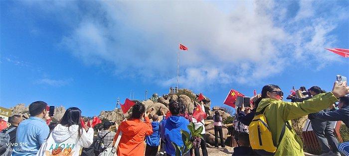 崂山风景区以绚烂“中国红”装点，山海间洋溢节日盛景！