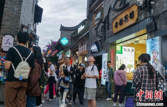 国庆假期首日广西桂林象鼻山景区游人如织