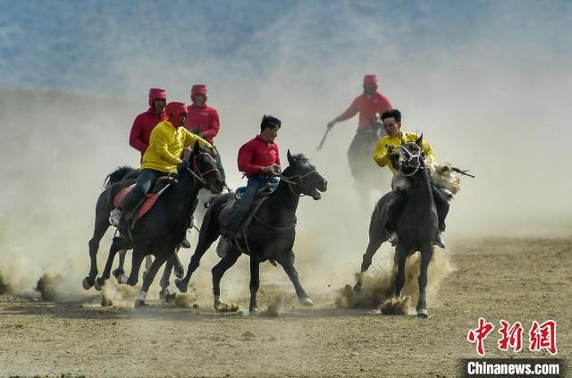 乌鲁木齐周边山区举办群众赛马刁羊活动