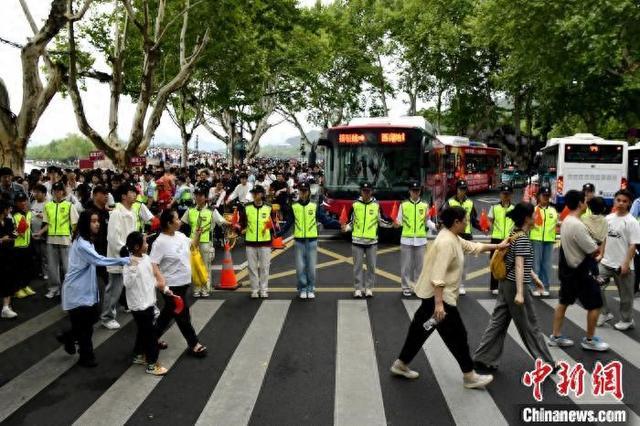 浙江杭州：西湖旁再现“最美人墙”